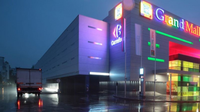 Grand Mall е напълно евакуиран, полицията спря движението около него, твърдят очевидци